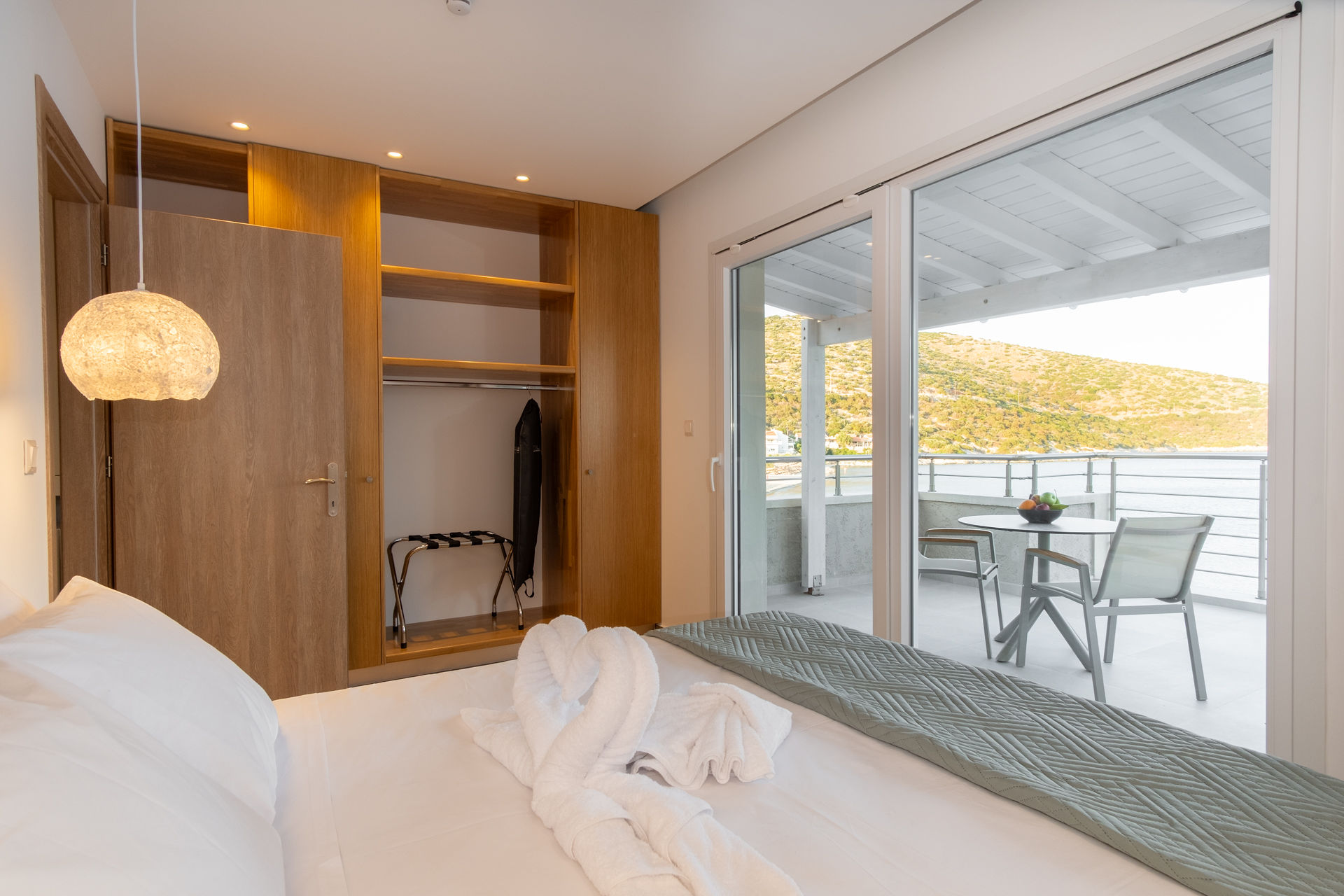 eu thea apartment υπνοδωμάτιο θέα θάλασσα μπαλκόνι
