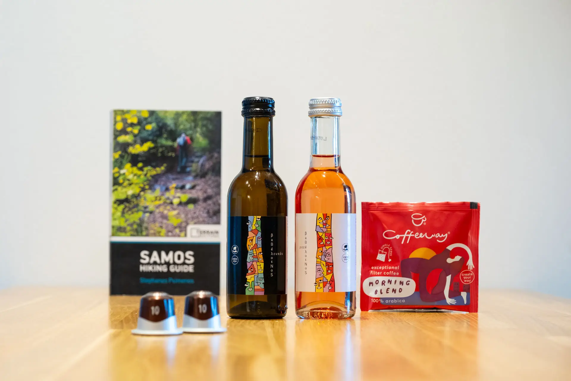 eu-thea-apartment-living-room-wines-coffee