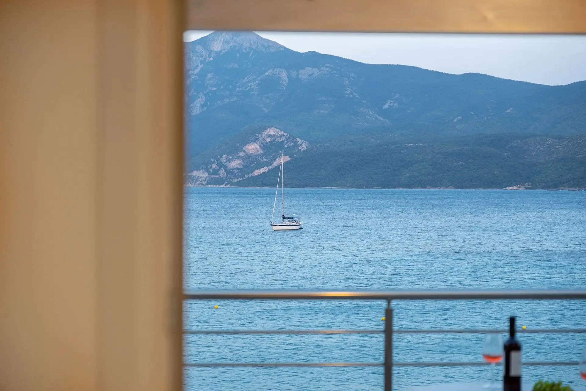 Θέα στη θάλασσα με ιστιοπλοϊκό από το eu Théa Apt